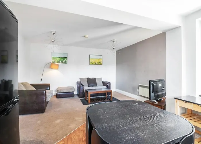 Glovers Lodge - Charming 3 Bed Retreat Near City Centre